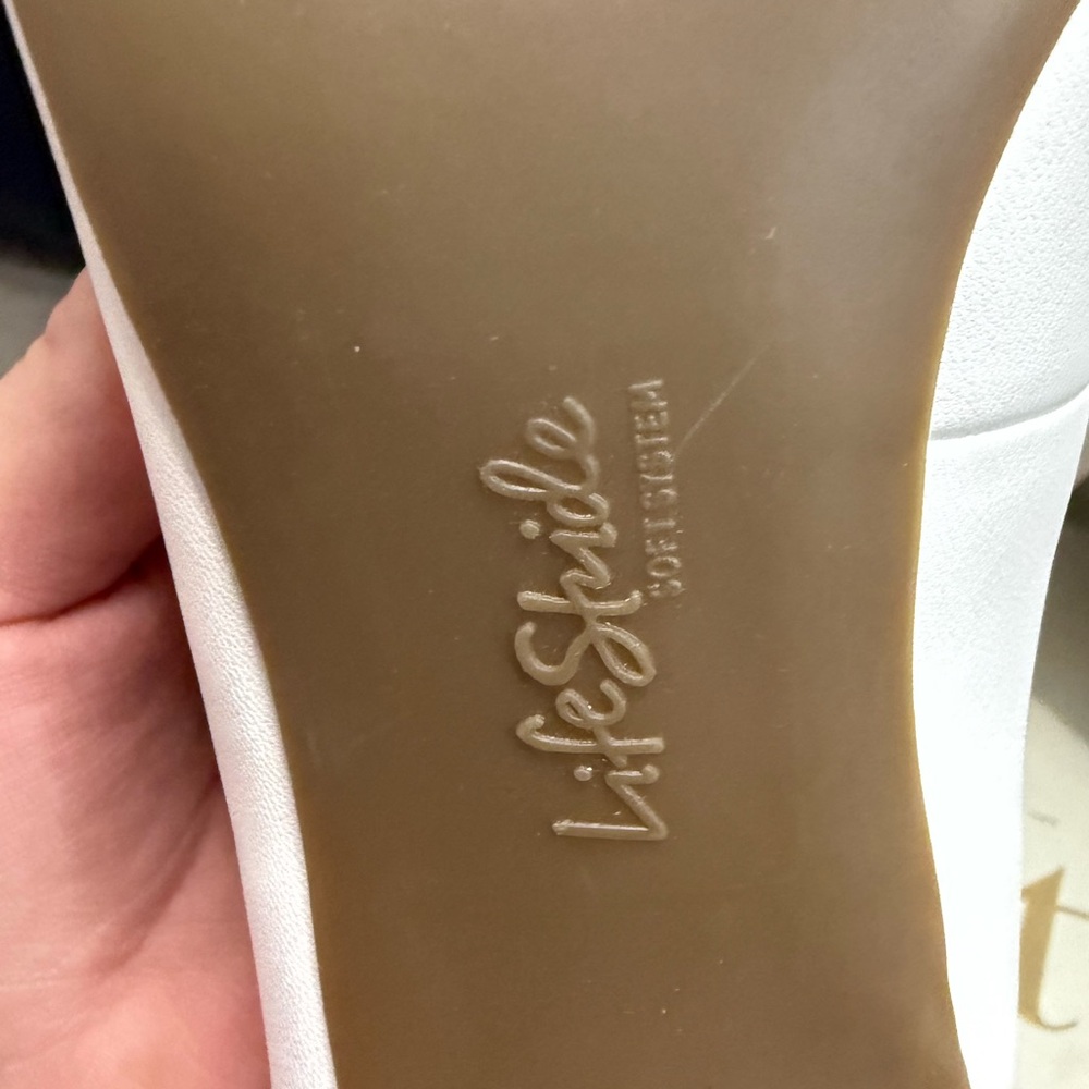 Life Stride Women's Classic White Heels - Picture 5 of 8
